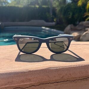 BRAND NEW Ray-ban Wayfarer Sunglasses